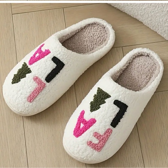 LAST ONE! NEW Cozy White Fuzzy Slippers. Fa La La - Picture 5 of 6